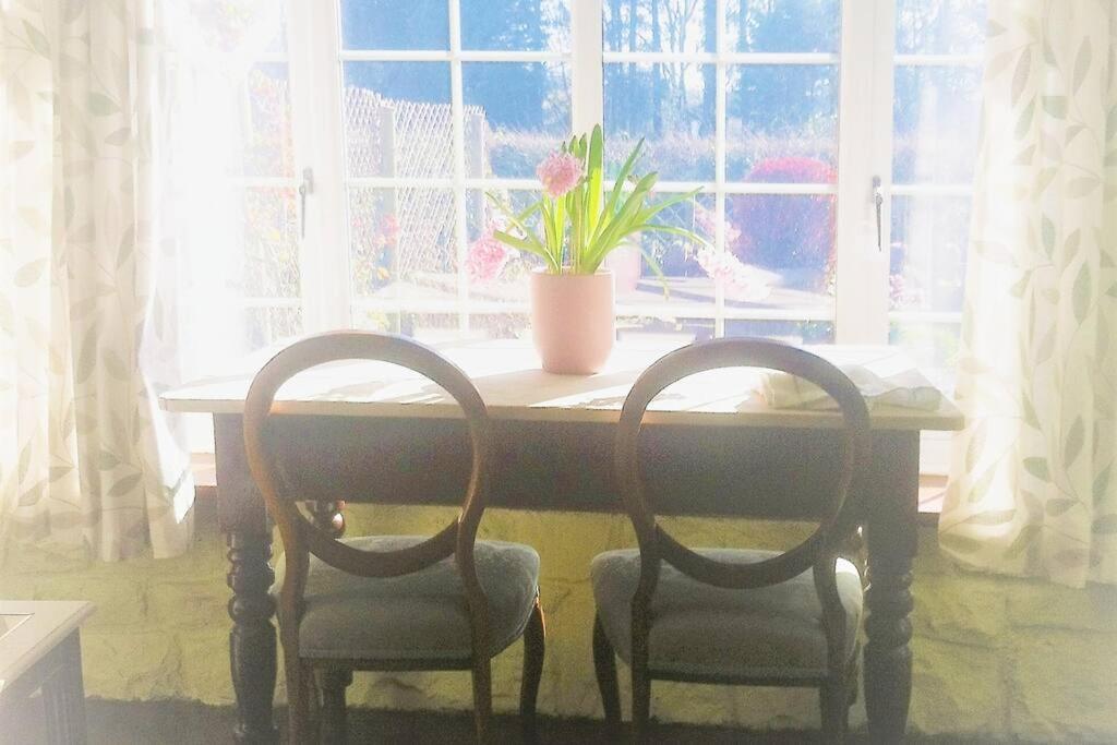 Charming Cottage Within Farmhouse 蒙默思 外观 照片