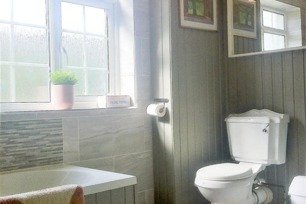 Charming Cottage Within Farmhouse 蒙默思 外观 照片